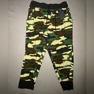 NWT! LA12ST Cropped Camo Pants